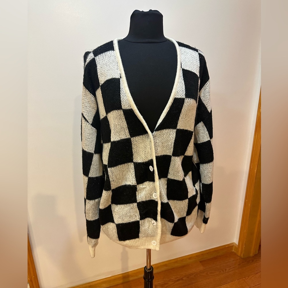 SHAKEAIR Black and White Checkered Women's Sweater Size L
